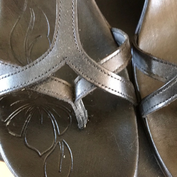 EUC 8.5 Hush Puppies black sandal. Stored in box - Picture 3 of 4